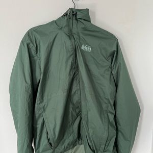 Green REI Raincoat, in excellent condition and barely used has pockets/zippers